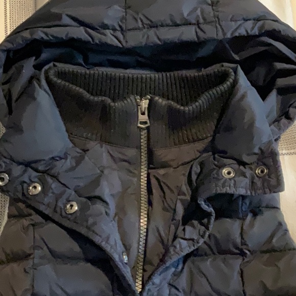 T-down by theory / uniqlo Navy & Black hooded down feather vest (size 7-8) - Picture 8 of 8